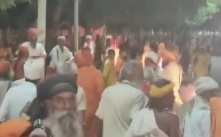 रोटी वाले बाबा के आश्रम के बाहर दो साधुओं में विवाद, एक ने दूसरे पर बरसाईं लाठियां; वीडियो वायरल