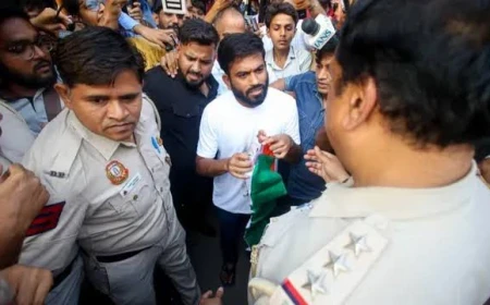 सीजेपी के तिरंगा मार्च में अभिजीत दीपके हिरासत में, पुलिस से पूछा- मैंने कौन सा कानून तोड़ा है?