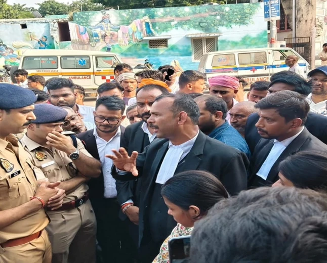 प्रयागराज में डिग्री कॉलेज कर्मचारी की गोली मारकर हत्या, जमीन विवाद में आरोपी को भीड़ ने पीटा