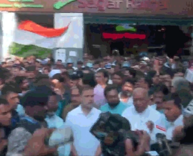जंतर-मंतर की ओर बढ़ा इंडिया गठबंधन, बस की छत पर चढ़े सांसद; राहुल गांधी ने सीईसी पर बोला हमला