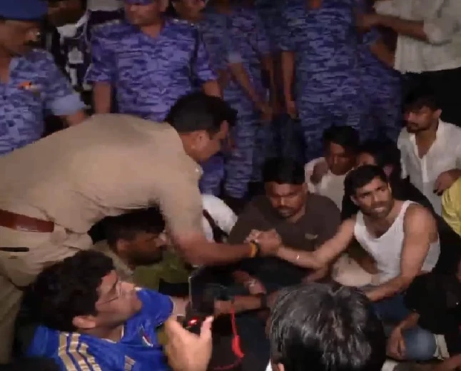 दिल्ली में एनएसयूआई कार्यकर्ताओं को हिरासत में लिया गया, पुलिस से झड़प के मामले में एफआईआर की मांग