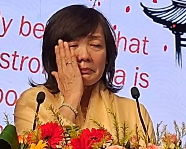 वाराणसी: शिंजो आबे की याद में पत्नी ने रुद्राक्ष में किया फोटो गैलरी का लोकार्पण, भावुक होकर रो पड़ीं