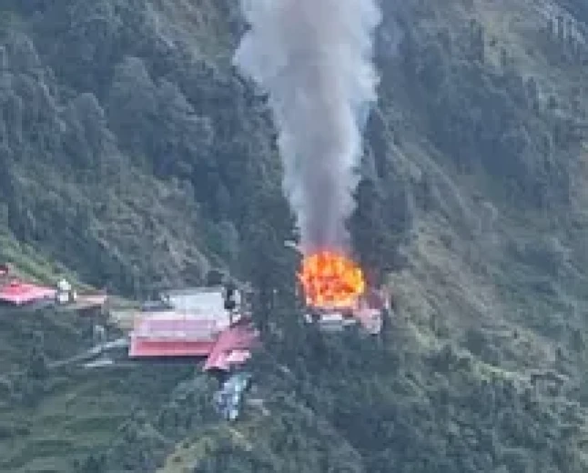 उत्तराखंड: नवरात्र के बीच मां भगवती मंदिर में भीषण आग, मुख्य मंदिर को भारी नुकसान