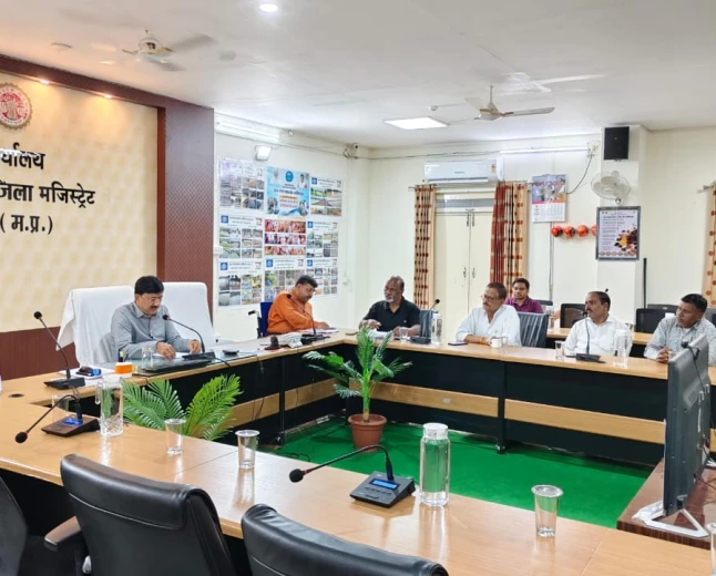 कलेक्टर ने मान्यता प्राप्त राजनीतिक दलों के प्रतिनिधियों को दी जानकारी