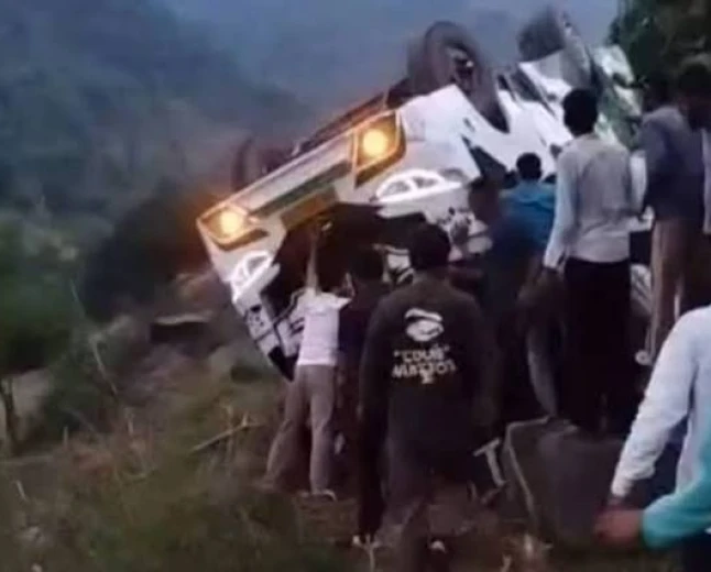 जम्मू-कश्मीर में दर्दनाक हादसा: खाई में गिरा वाहन, एक ही परिवार के 30 लोग थे सवार; दो की मौत, 21 घायल होने की खबर