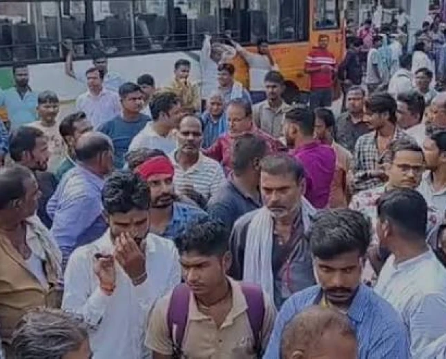 लखनऊ में रोडवेज कर्मचारियों का प्रदर्शन, कमता बस स्टेशन पर संचालन प्रभावित; यात्री परेशान