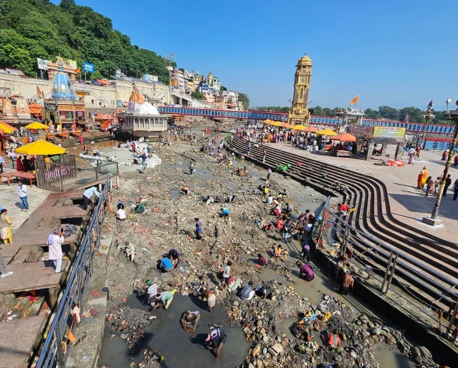 हरिद्वार की हर की पौड़ी पर गंगाजल का संकट, सूने पड़े घाट