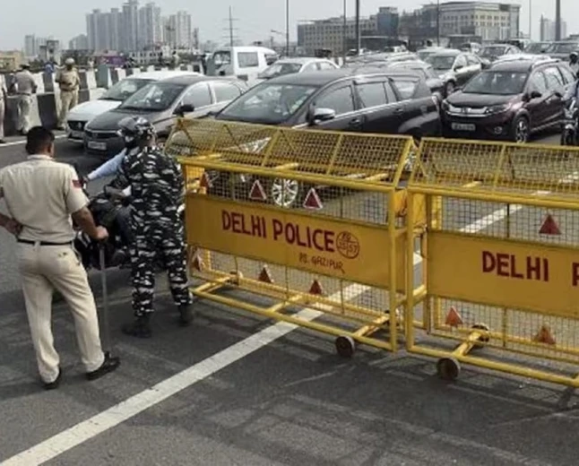 दिल्ली में ग्रैप लागू होने के बाद ट्रैफिक पुलिस अलर्ट, सीमाओं पर बढ़ेगी निगरानी
