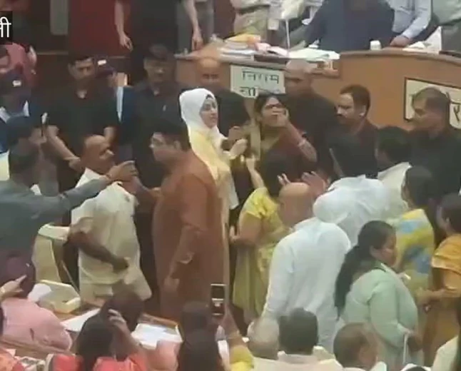 एमसीडी सदन में बवाल: महापौर के आसन पर रखे कागज फेंके, माइक तोड़कर नीचे पटका; फंड और प्रदूषण पर भिड़े पार्षद