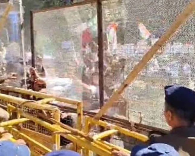 भराड़ीसैंण विधानसभा सत्र: बाहर विपक्ष का हंगामा, बैरियर तोड़ने पर वाटर कैनन का इस्तेमाल