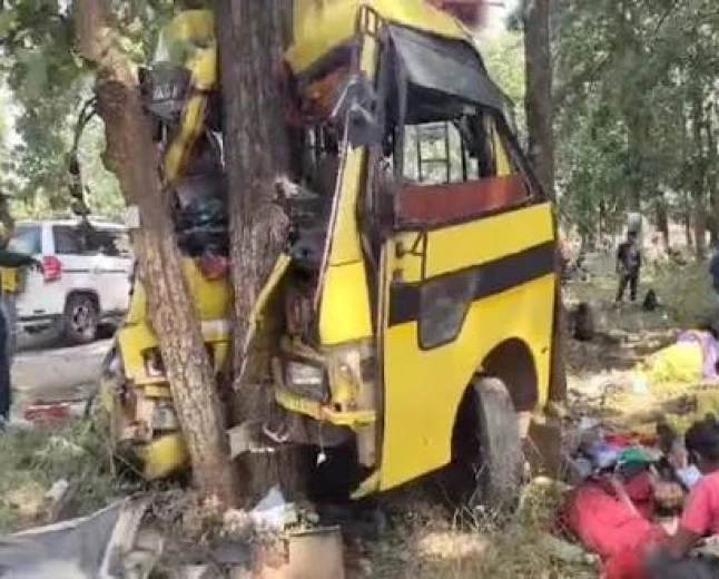 मनेंद्रगढ़ बस हादसा: पेड़ से टकराई यात्री बस, 6 की मौत, 15 घायल; हादसे की तस्वीरें आईं सामने