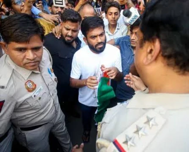 सीजेपी के तिरंगा मार्च में अभिजीत दीपके हिरासत में, पुलिस से पूछा- मैंने कौन सा कानून तोड़ा है?
